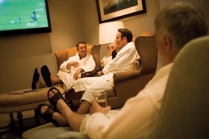 Lounge 327 of 396