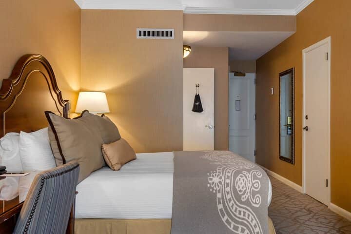 Room 21 of 200