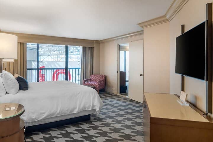 Room 10 of 100
