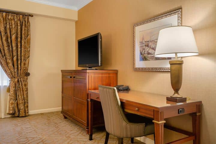Room 42 of 200