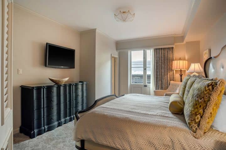 Room 14 of 200