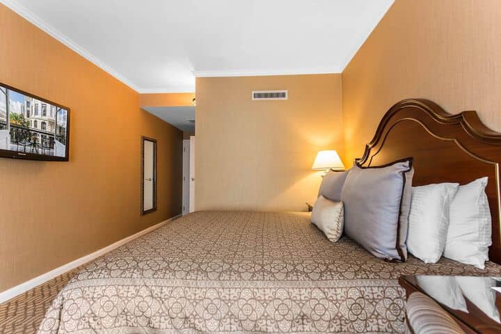 Room 37 of 200