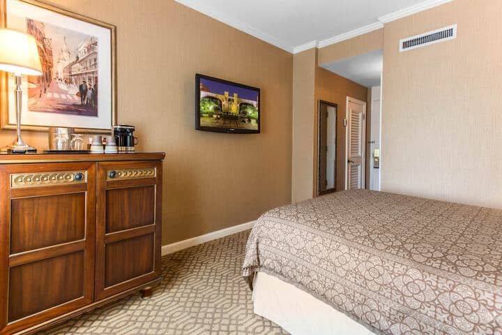 Room 19 of 200