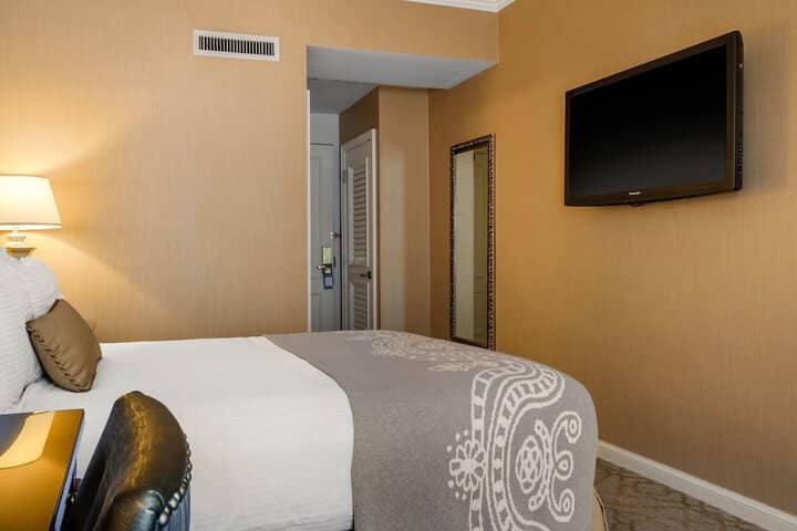 Room 82 of 200