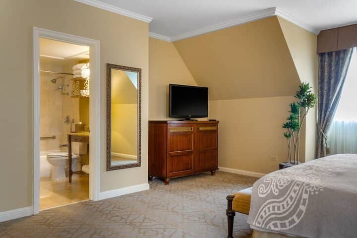 Room 68 of 200
