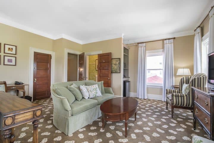 Room 33 of 396