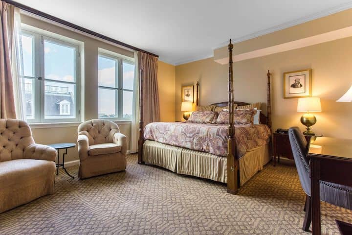 Room 22 of 200