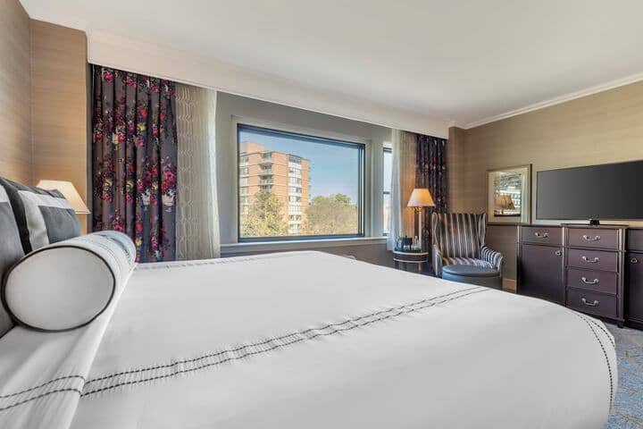 Room 52 of 143
