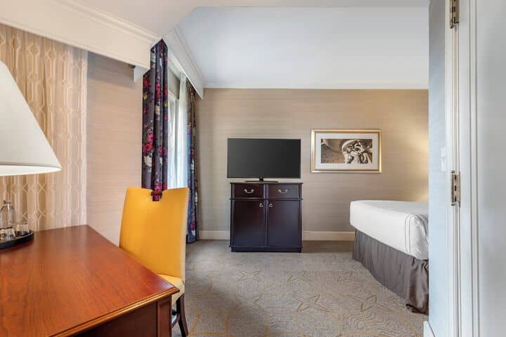 Room 33 of 143