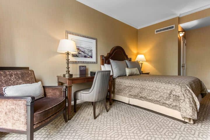 Room 40 of 200