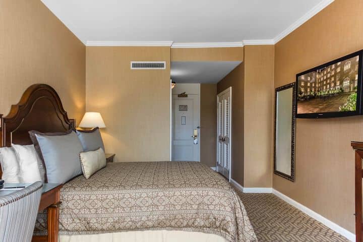 Room 45 of 200