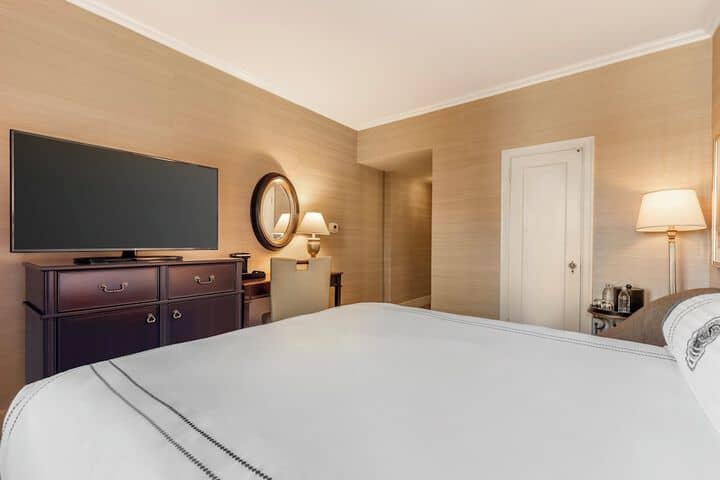 Room 26 of 143