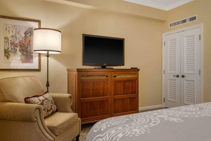 Room 35 of 200