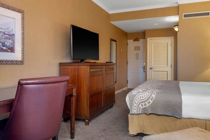 Room 53 of 200