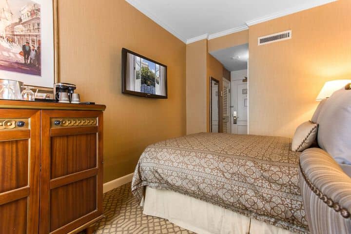 Room 73 of 200
