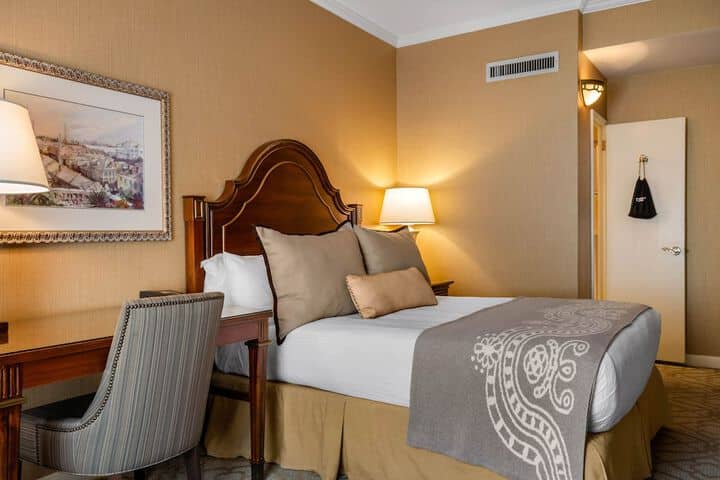 Room 48 of 200