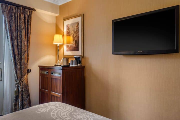 Room 41 of 200